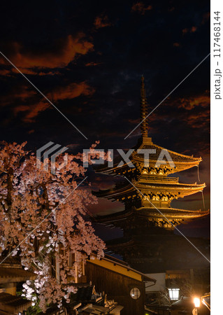 八坂の塔と桜　2023春 117468144