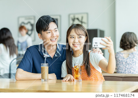 カフェで写真を撮る若いカップル 117468174