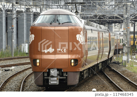 岡山駅に進入する特急やくも 岡山駅に進入する特急やくも 117468345