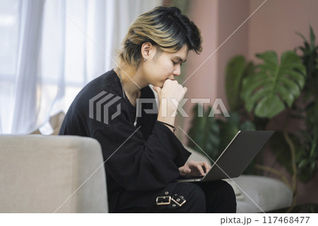 ノートパソコンで作業をする20代の男性 ノートパソコンで作業をする20代の男性 117468477