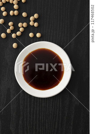 黒い和風の背景と皿に盛った醤油 黒い和風の背景と皿に盛った醤油 117468502