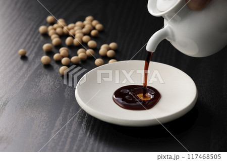 黒い和風の背景と皿に盛った醤油 117468505