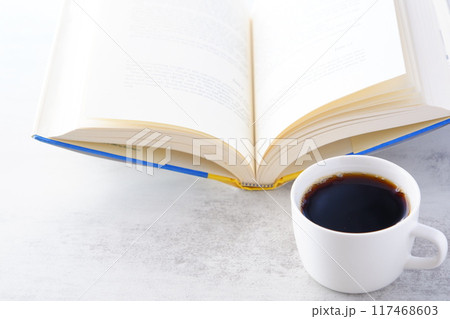 コーヒーを飲みながら読書をしているイメージ 117468603