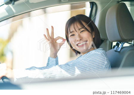車の運転をする女性 運転中の女性 車の運転をする女性 運転中の女性 117469004