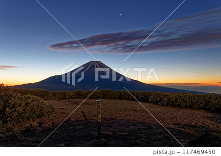 竜ヶ岳から見る朝焼け雲と未明の富士山 117469450