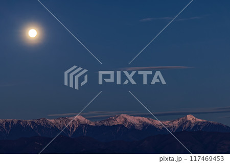 竜ヶ岳から見る満月と払暁の白峰三山 竜ヶ岳から見る満月と払暁の白峰三山 117469453