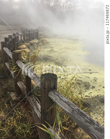 霧に包まれた自然温泉の木道 霧に包まれた自然温泉の木道 117469872