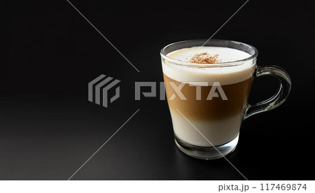 グラスに入ったカフェオレ 117469874