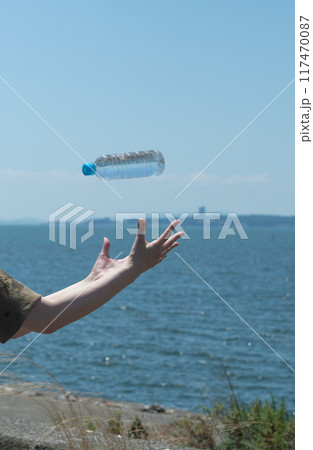暑い日は水分補給 117470087