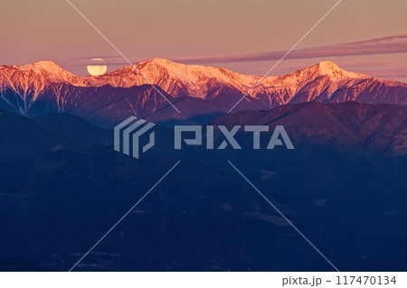 竜ヶ岳から見る朝焼けの白峰三山に沈む満月 117470134