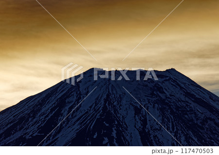 竜ヶ岳から見る朝焼け雲と富士山 117470503