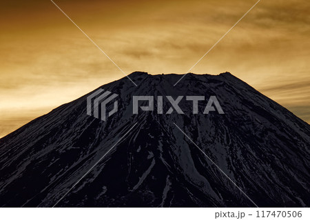 竜ヶ岳から見る日の出間近の富士山と朝焼け雲 117470506