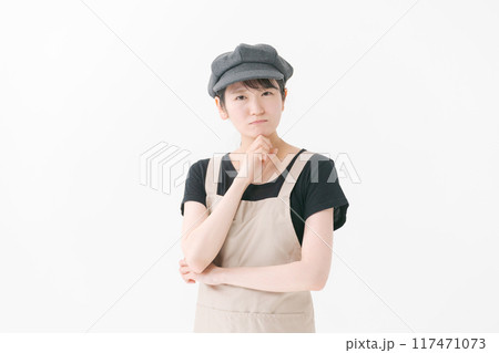 考える表情のカフェスタッフ 考える表情のカフェスタッフ 117471073