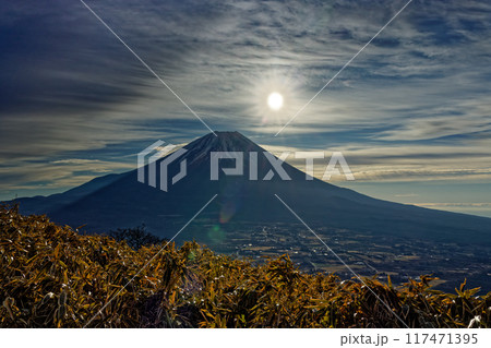 冬の竜ヶ岳稜線から見る富士山と朝日 117471395