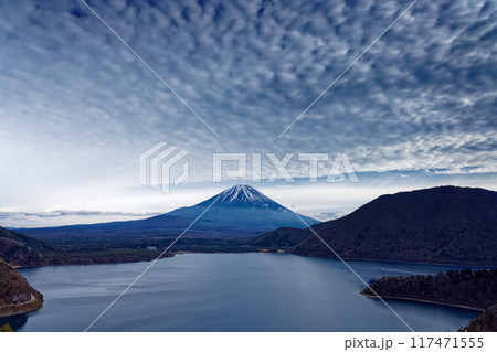 冬の中之倉展望台から見る富士山と本栖湖 117471555