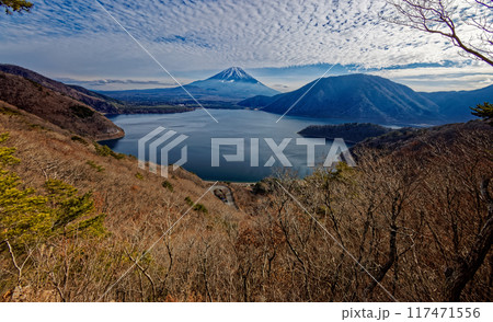 冬の中之倉展望台から見る富士山と本栖湖 117471556