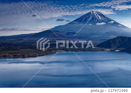 冬の中之倉展望台から見る富士山と本栖湖 117471560