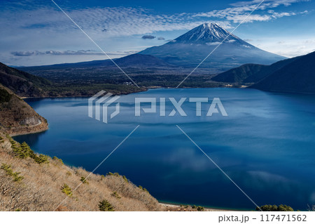 冬の中之倉展望台から見る富士山と本栖湖 117471562