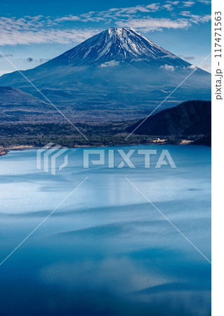 冬の中之倉展望台から見る富士山と本栖湖 冬の中之倉展望台から見る富士山と本栖湖 117471563