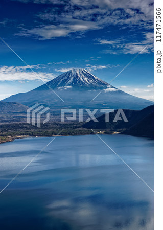 冬の中之倉展望台から見る富士山と本栖湖 117471566