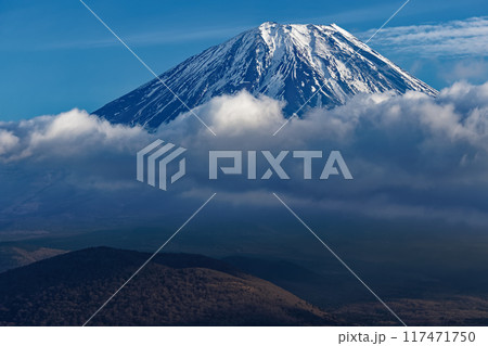 冬の精進湖・パノラマ台から見る富士山 117471750