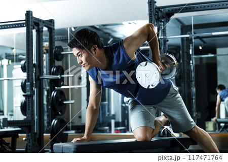 スポーツジムでトレーニングする男性 スポーツジムでトレーニングする男性 117471764