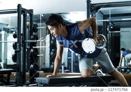 スポーツジムでトレーニングする男性 117471766