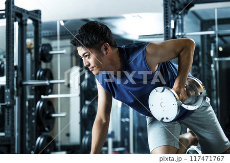 スポーツジムでトレーニングする男性 スポーツジムでトレーニングする男性 117471767
