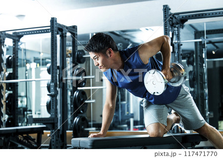 スポーツジムでトレーニングする男性 117471770