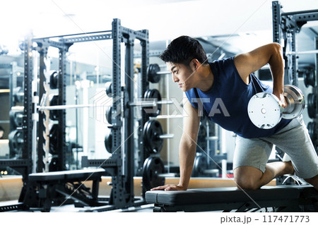 スポーツジムでトレーニングする男性 117471773