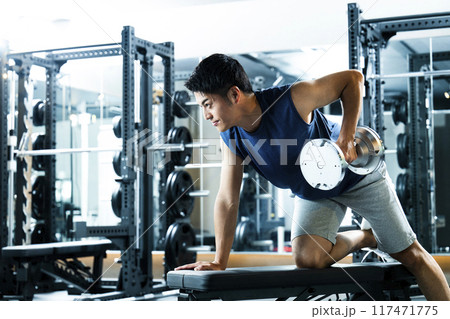 スポーツジムでトレーニングする男性 117471775