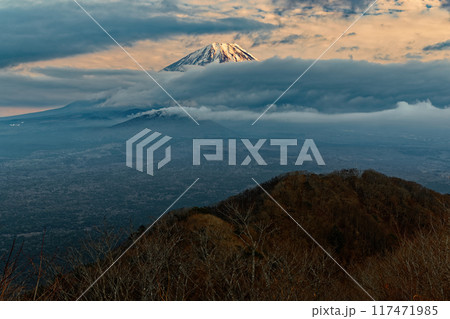精進湖・パノラマ台から見る夕暮れの富士山 精進湖・パノラマ台から見る夕暮れの富士山 117471985
