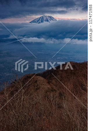 精進湖・パノラマ台から見る夕暮れの富士山 精進湖・パノラマ台から見る夕暮れの富士山 117471988