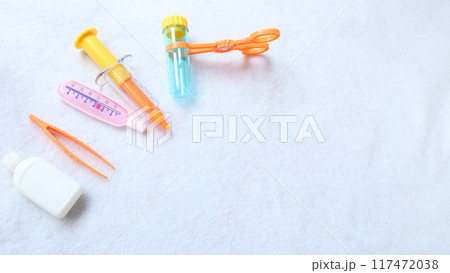 子供のおもちゃ注射器ピンセット試験管薬注射器体温計 117472038