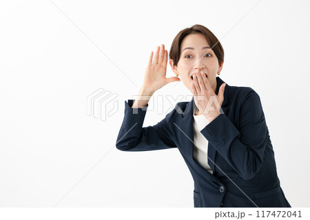 びっくりするビジネスウーマン 117472041