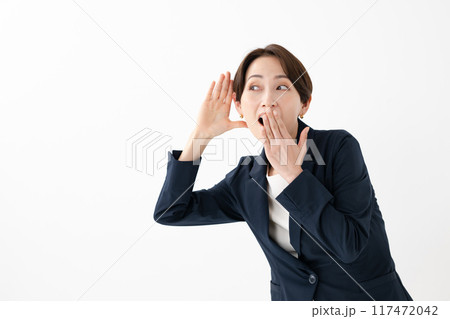 びっくりするビジネスウーマン 117472042