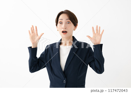 びっくりするビジネスウーマン びっくりするビジネスウーマン 117472043