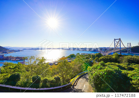 福岡県北九州市門司 和布刈公園から望む関門橋と関門海峡 福岡県北九州市門司 和布刈公園から望む関門橋と関門海峡 117472188