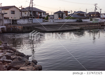 日本の岡山県岡山市の夏の早朝の美しい町の風景 117472325