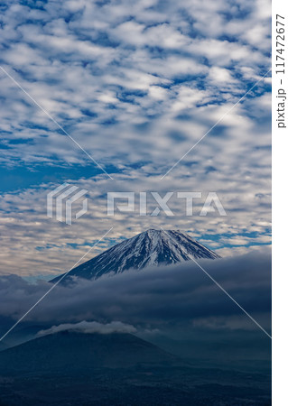 精進湖・パノラマ台から見る夕焼け雲と富士山 117472677