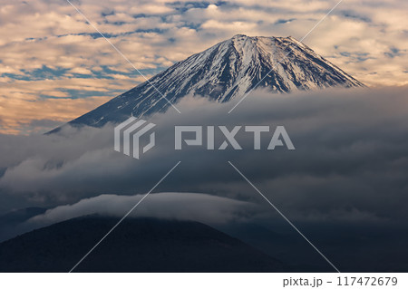 精進湖・パノラマ台から見る夕照の富士山 117472679