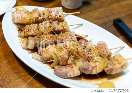 とても美味しい日本の豚バラの焼き鳥 とても美味しい日本の豚バラの焼き鳥 117472708