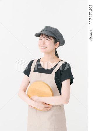 笑顔のカフェスタッフ 117472803