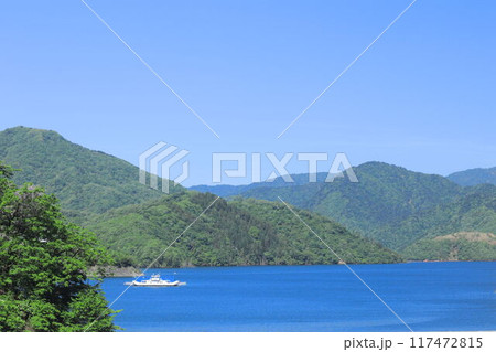 岐阜県揖斐川町の青い空と徳山ダム湖 117472815