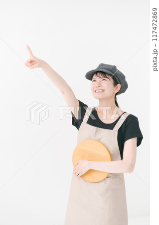 笑顔のカフェスタッフ 117472869