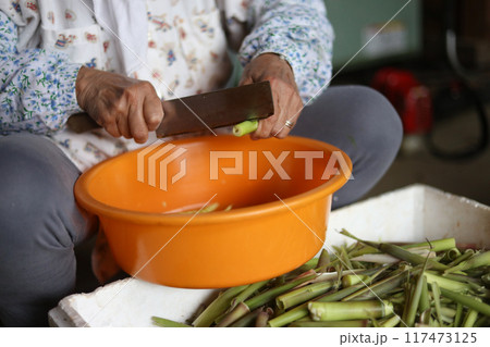 根曲がり竹を切り分ける様子 117473125