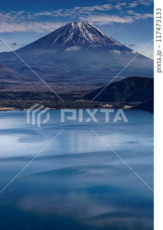 冬の中之倉展望台から見る富士山と本栖湖 冬の中之倉展望台から見る富士山と本栖湖 117473133