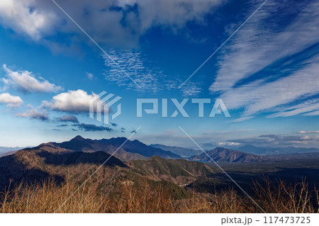 精進湖・パノラマ台から見る御坂山地と青木ヶ原樹海 117473725