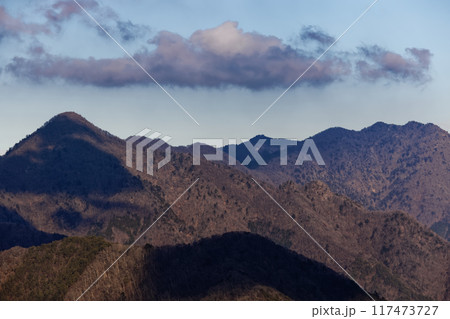 精進湖・パノラマ台から見る夕暮れの御坂山地の山並み 117473727