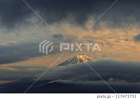 精進湖・パノラマ台から見る夕照の富士山 117473731